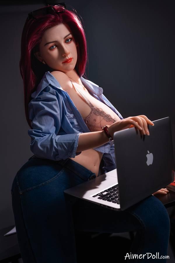 Man Kreunt Met Pocket Sekspop - Katusha - Afbeelding 9